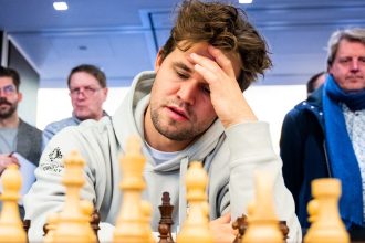 record de participanti la partida de sah magnus carlsen restul lumii cati sahisti s au unit sa l invinga pe fostul campion mondial 682d6bb8171e7
